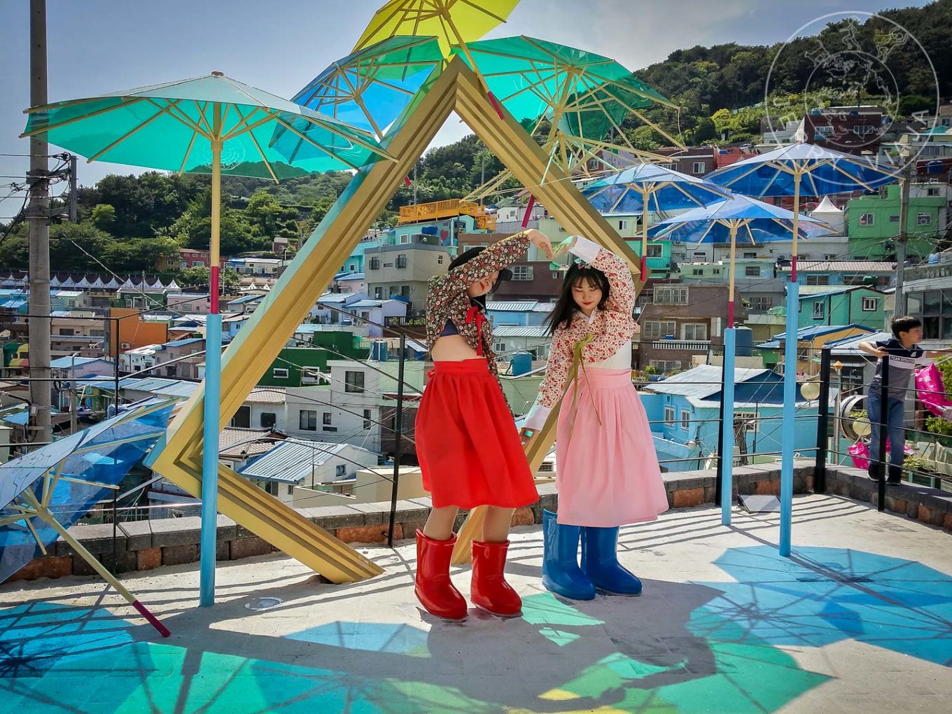 Guía: Qué ver en Busan. Coreanas posando en escultura interactiva de parasoles y retrato