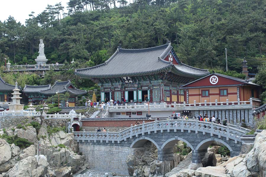 Foto de los exteriores del templo Haedong Yonggungsa y su puente en Busan durante la primavera.
