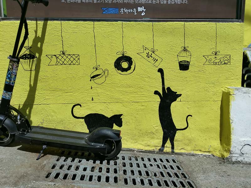 Gatos pintados en un mural en Gamcheon Village.