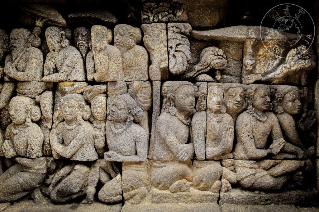 Gastos en Indonesia. Tallado de personas en muro de Borobudur
