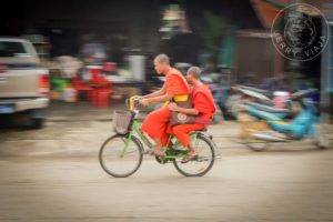 Dos monjes en bicicleta por la ciudad