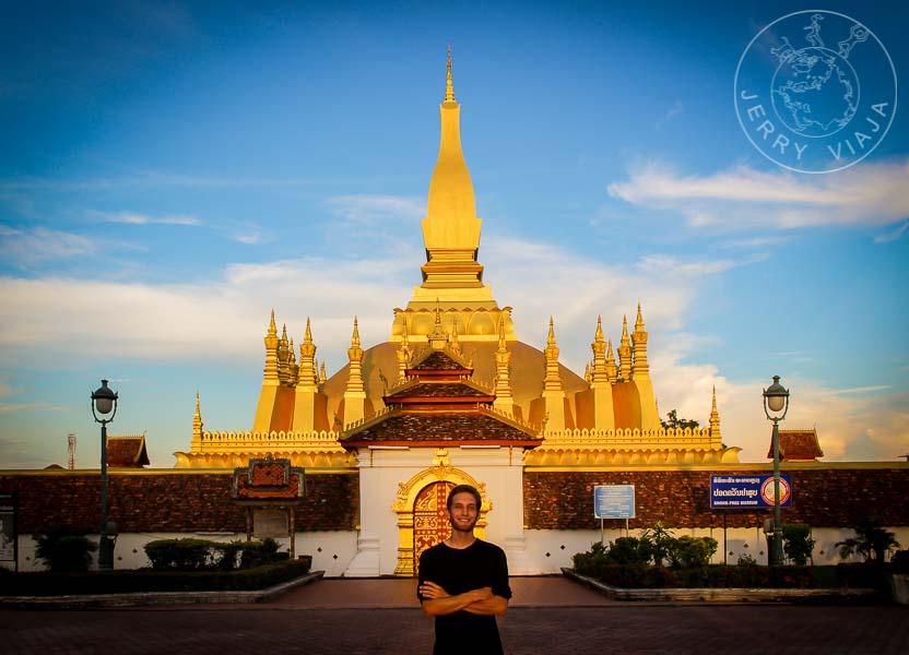 El dorado templo de Pha That Luang en Vientian