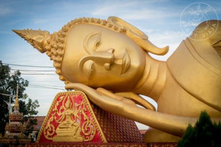 Buda gigante recostado durmiendo en Vientián