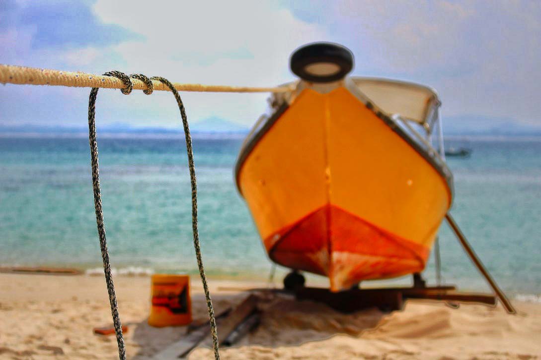 Barco amarrado a la playa de la isla Kapas.