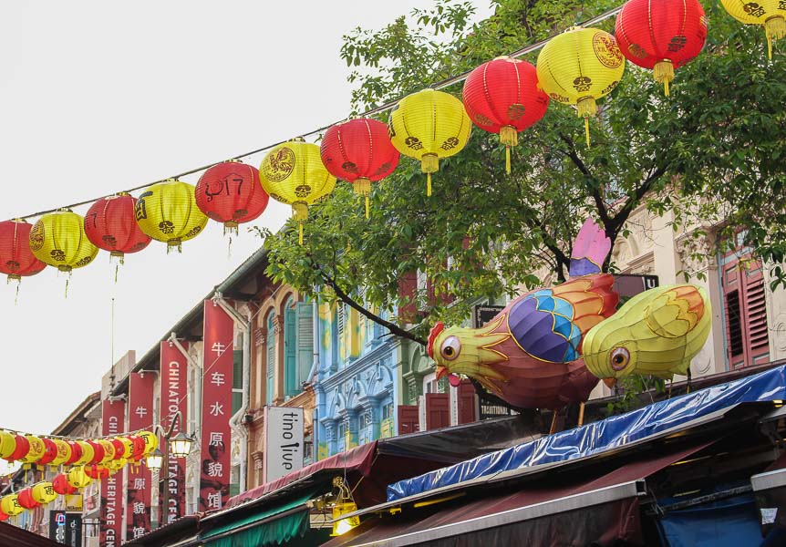 El Chinatown Street Market de Singapur decorado con la temática del año del Gallo