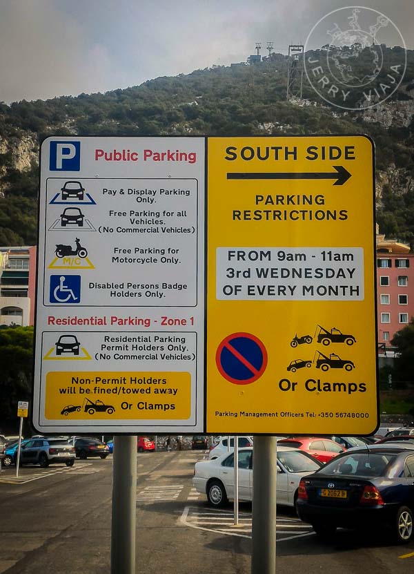 Cartel con instrucciones sobre el sistema de parking público