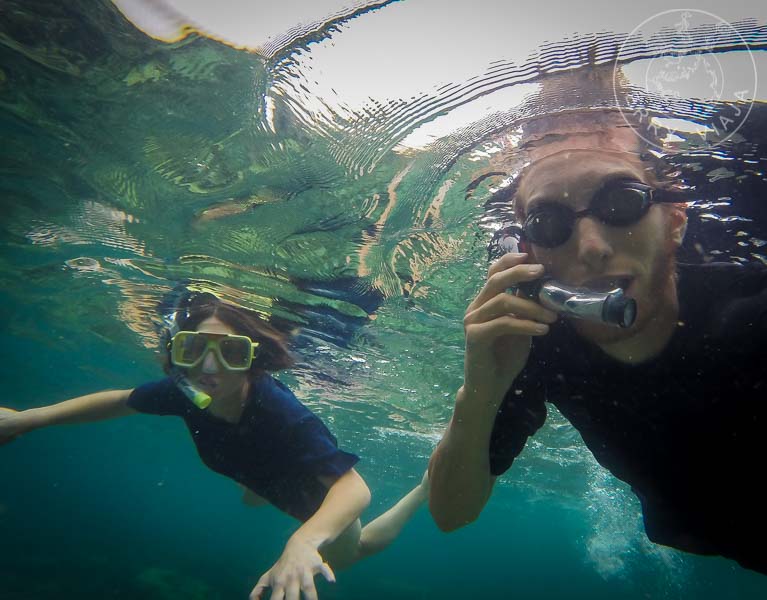 Realizando snorkel con remeras para proteger nuestros cuerpos del sol y los arrecifes.