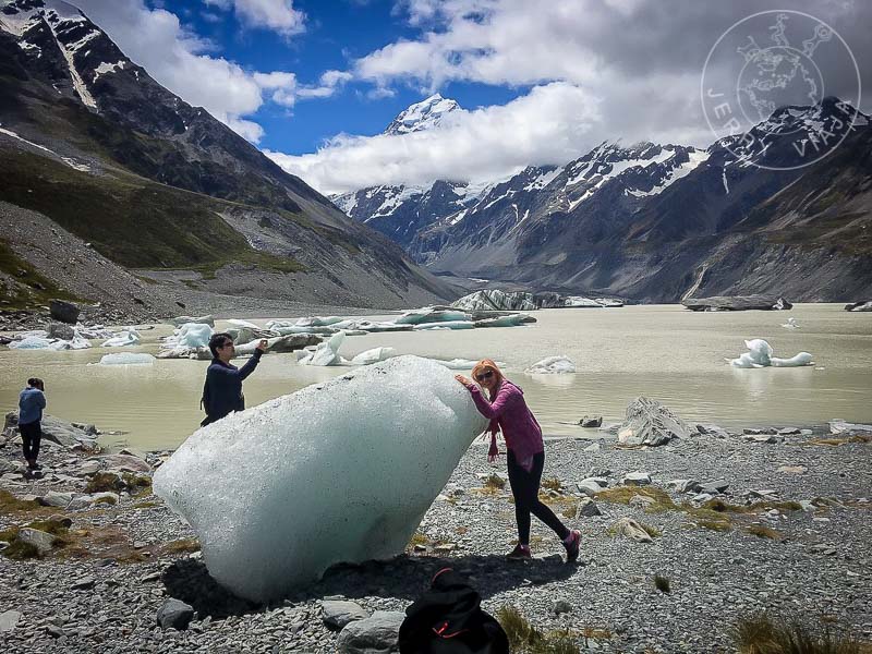 Persona abrasada a una roca de hielo en un lago descongelado del Mount Cook