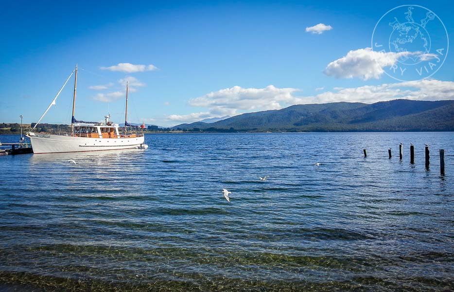 Barco en el lago Te Anau