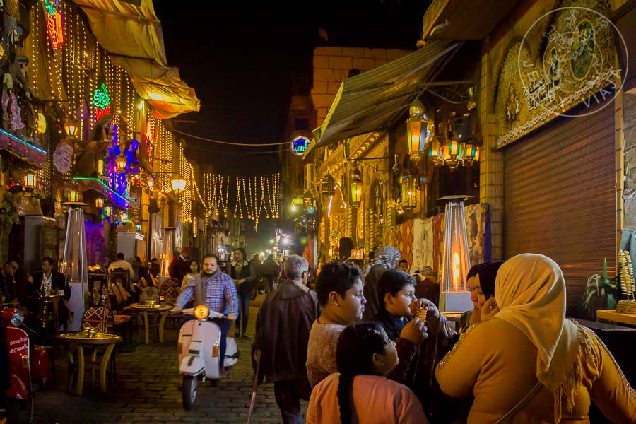 Cairo medieval-islámico. Calle Sharia Al-Muizz Li-Din-Allah a la noche.