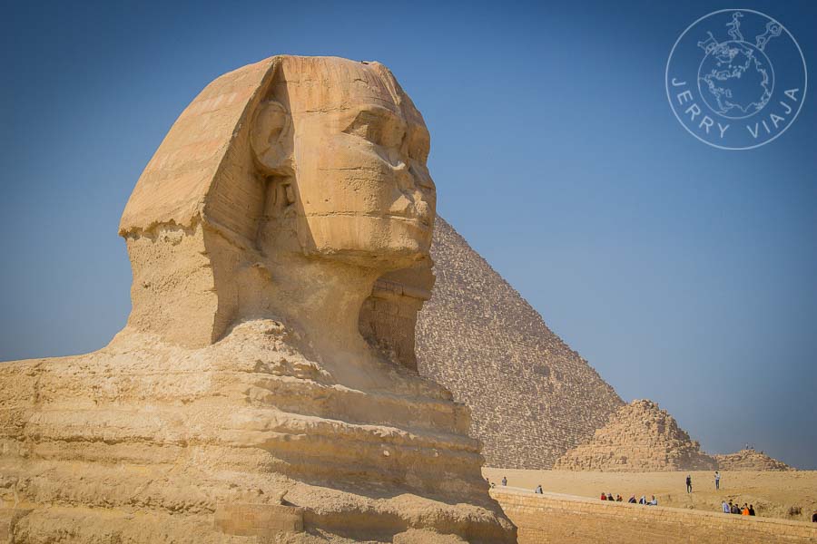 Gatos de Egipto - Deidad y criaturas sagradas Esfinge de Guiza con la pirámide de Kefren