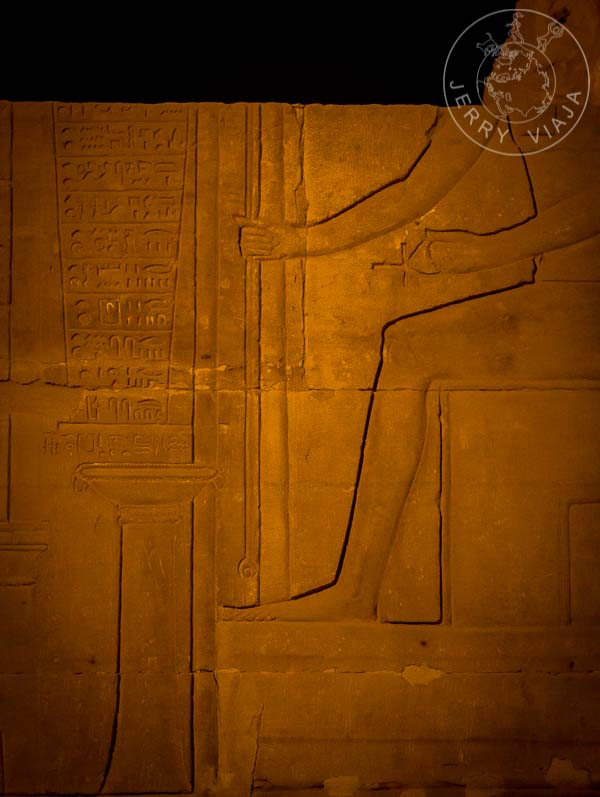 Imhotep y su bótica tallados en el templo de Kom Ombo