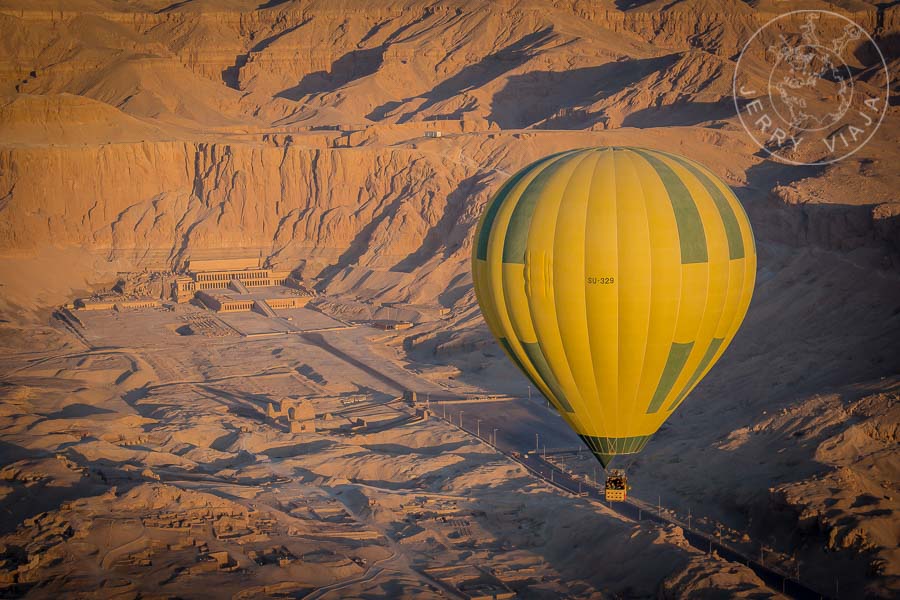 Sobrevolando Luxor en un globo aerostático.
