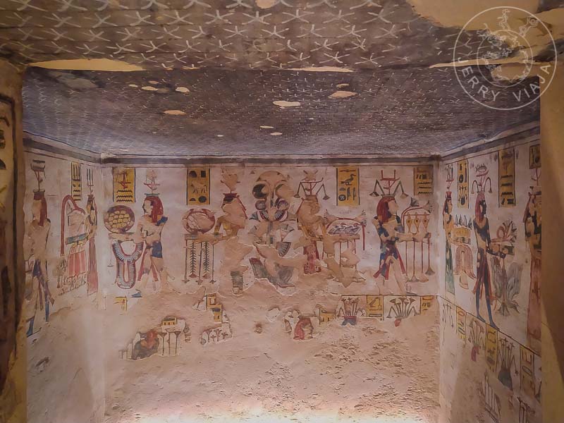 Frescos y jeroglíficos en KV11, tumba de Ramses III en el Valle de los Reyes