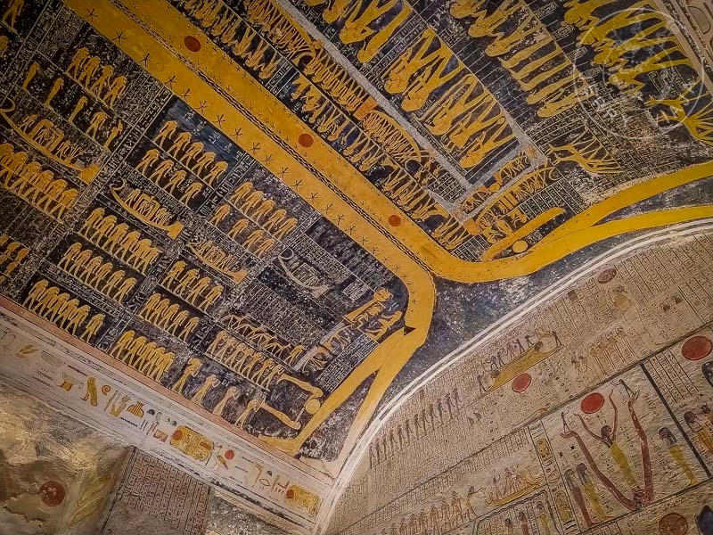 Tumba de Ramses V y VI o KV9 en el Valle de los Reyes, pintura de la diosa Nut en el techo