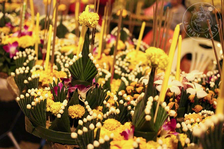Hua fai: pequeños "botes" hechos con una rrodaja de tronco de banano como base y decorados con flores, velas e incienso.