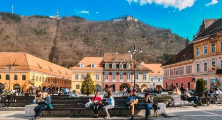 Guía: Qué ver en Brasov y el Castillo de Drácula. Plaza del Consejo y Ayuntamiento de Brasov, hoy Museo de Historia. Brasov, Rumania
