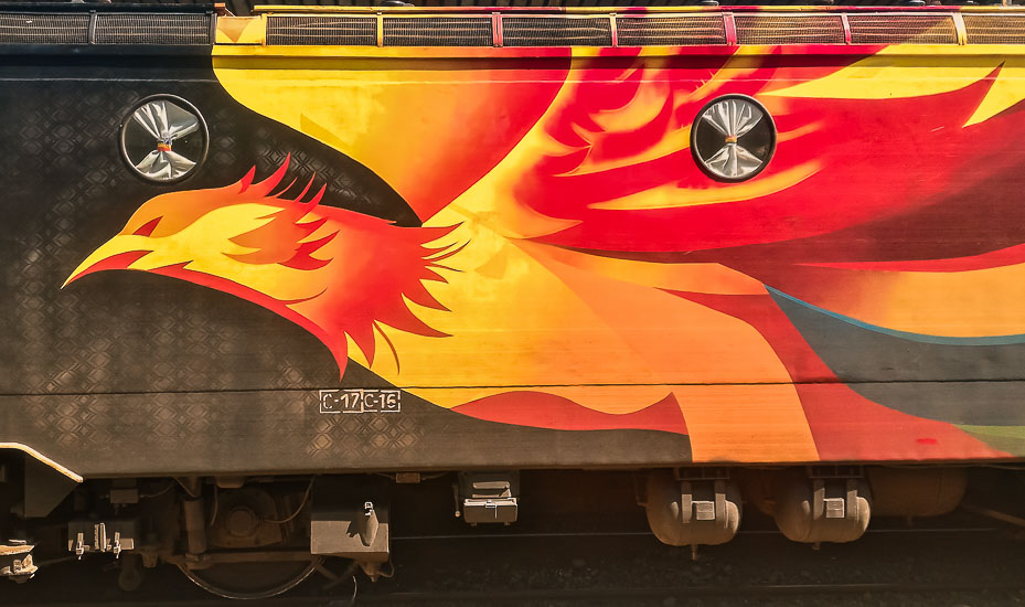 Vagón de tren con dibujo de ave fenix.