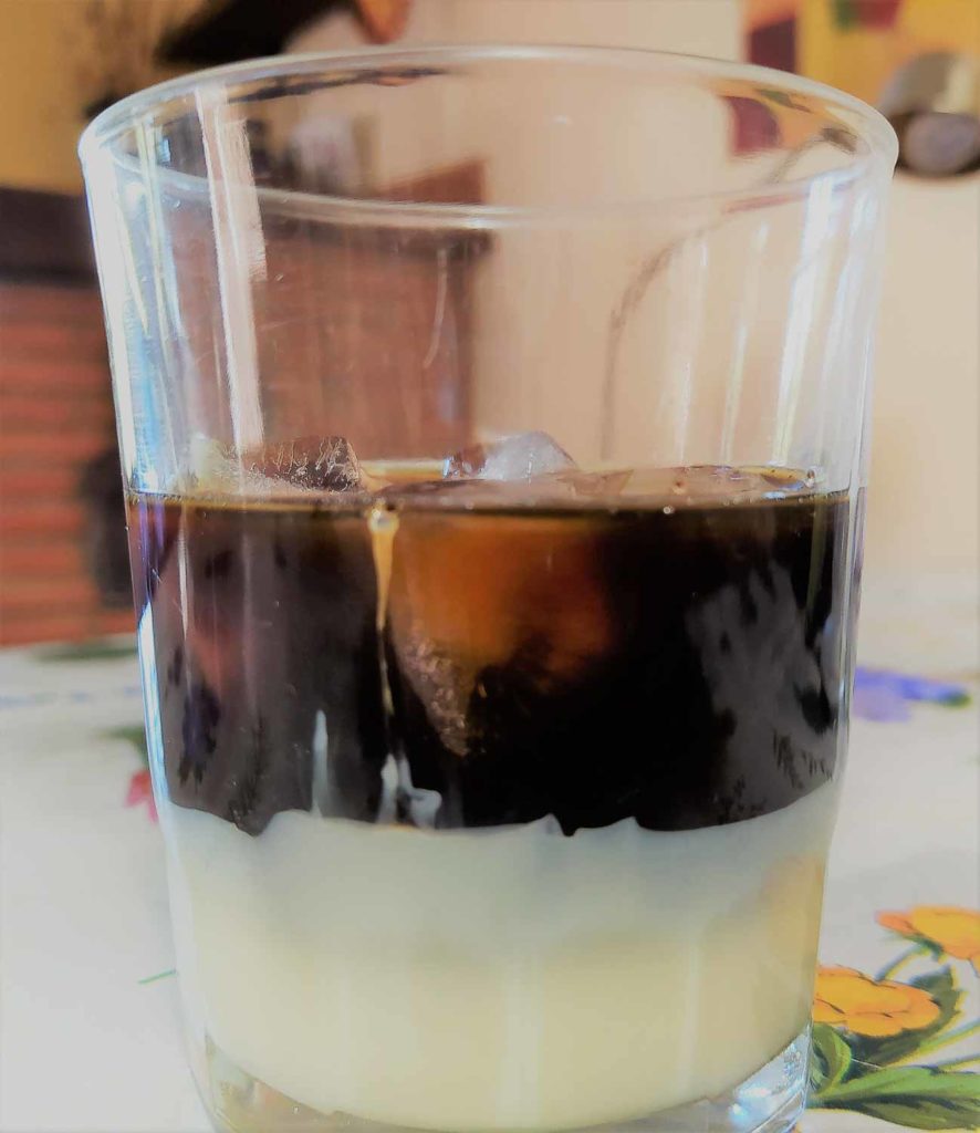 Cà phê sữa đá (sur de Vietnam) o Cà phê nâu đá (norte de Vietnam= Café con hielo y leche condensada) hanoi vietnam