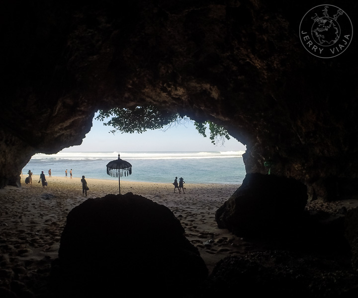 Cueva en Playa Green Bowl Beach, Bali, Indoensia