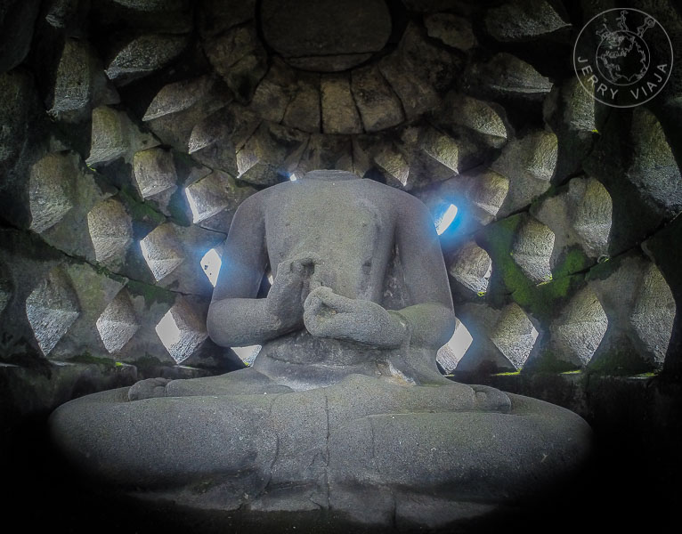 Estatuas de budas en stupas en Borobudur, Indonesia