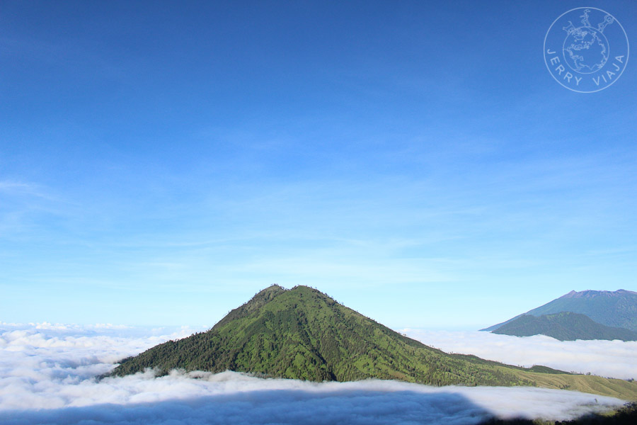 Volcán Ijen en Indonesia. Al amanecer entre nubes.