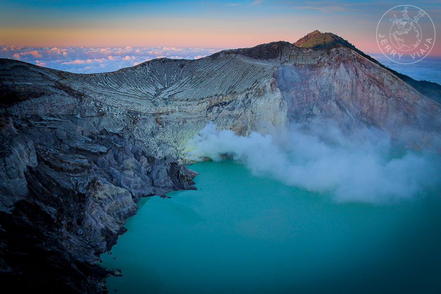 Lago turquesa del volcán kawah Ijen