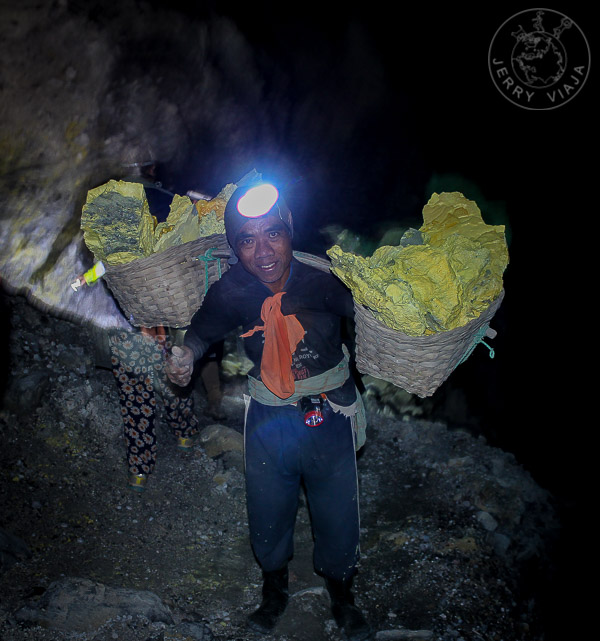 Minero del volcan kawah ijen, indonesia, cargando azufre