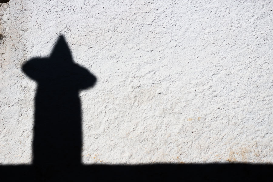 Sombra de una chimenea de La Alpujarra, España