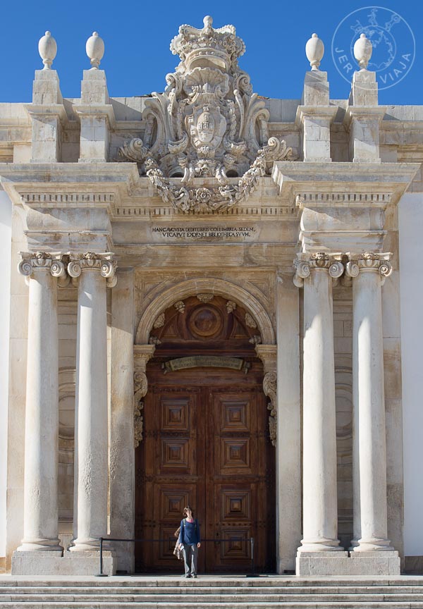 Puerta principal de la Biblioteca Joanina. Universidad de Coímbra.