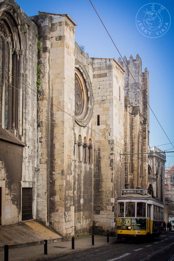 La Sé de Lisboa, antigua catedral, y el tranvía 28