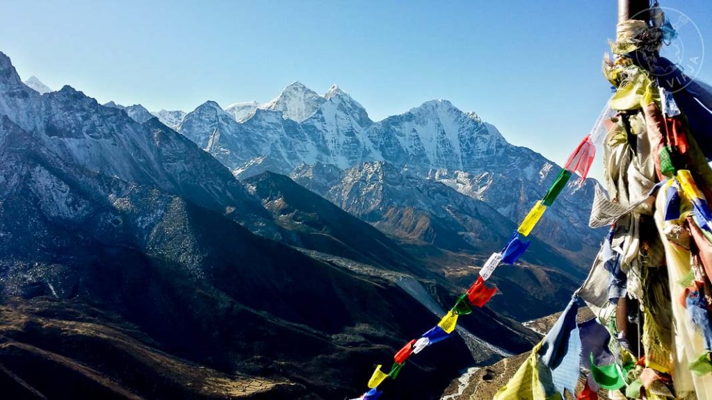Montañas del Himalaya y banderines tibetanos. Sendero al Everest Base Camp