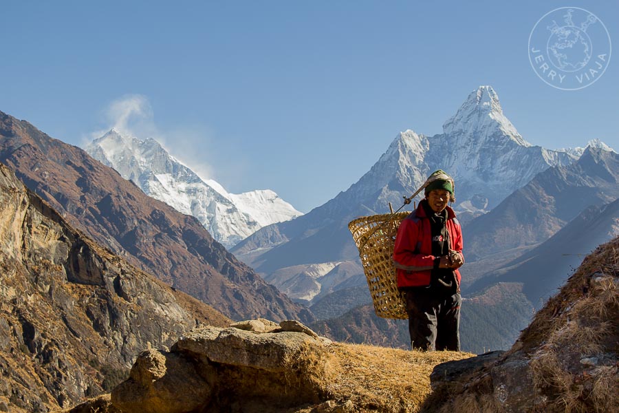 Porteador en Khumjung, Campamento Base Everest, Nepal