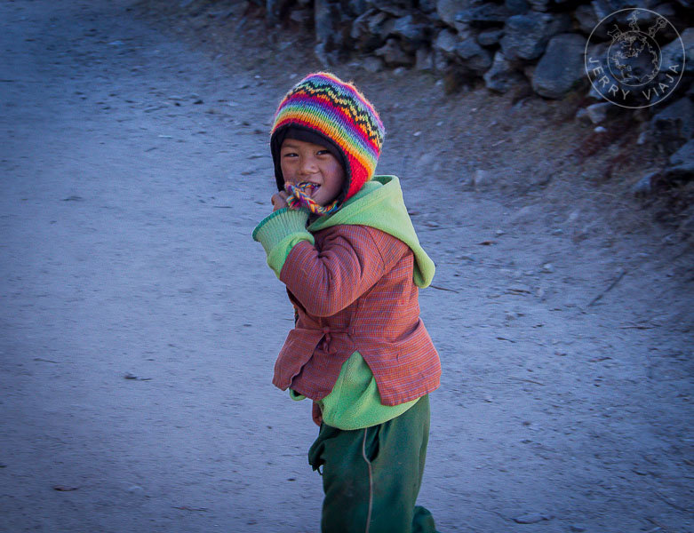 Niño de pueblo en el Everest Base Camp, Nepal