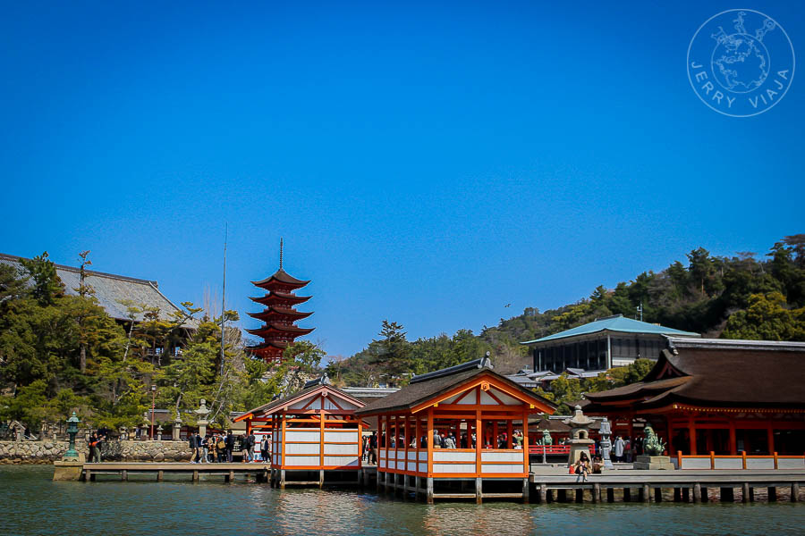 Al fondo la Pagoda Gojunoto y Salón Senjokaku. Al frente el Santuario Itsukushima, Japon