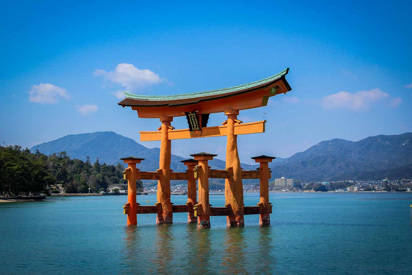 guia que ver en miyajima, torii rojo de Miyashima, japon