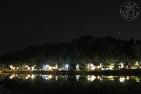 Descubriendo Ueyama y Mishima. Cabañas iluminadas a la noche en el Lago Ueyama, Japon