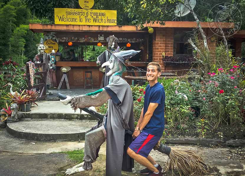 Escultura de bruja al norte de Tailandia