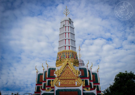 Viajar a Tailandia. Wat Chakrawat y sus cocodrilos, Bangkok, Tailandia