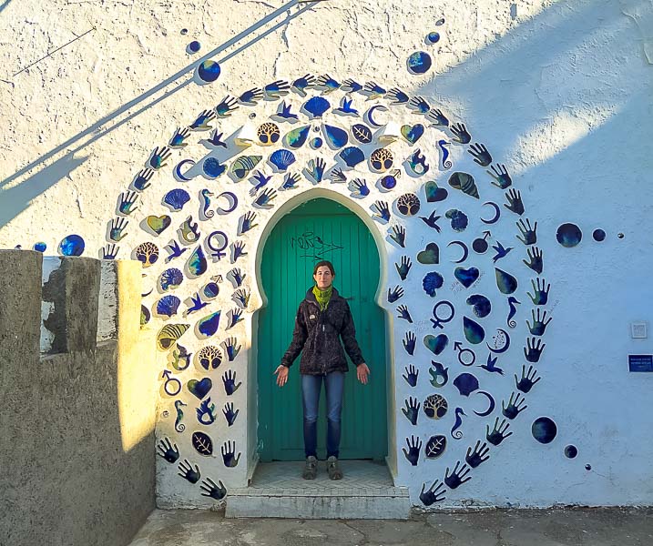 Puerta ricamente decorada en la medina de Acila. Marruecos