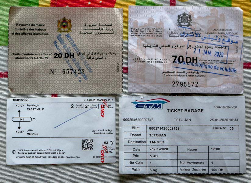 Diferentes tickets de transporte y acceso a atracciones de Marruecos.