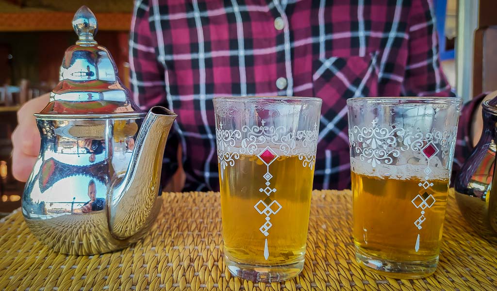 El "whisky marroquí": té verde infusionado con menta y mucha azúcar.