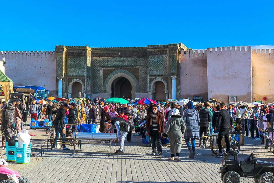 Plaza el-Hedim con Bab Mansour al fondo. Mequinez, Marruecos