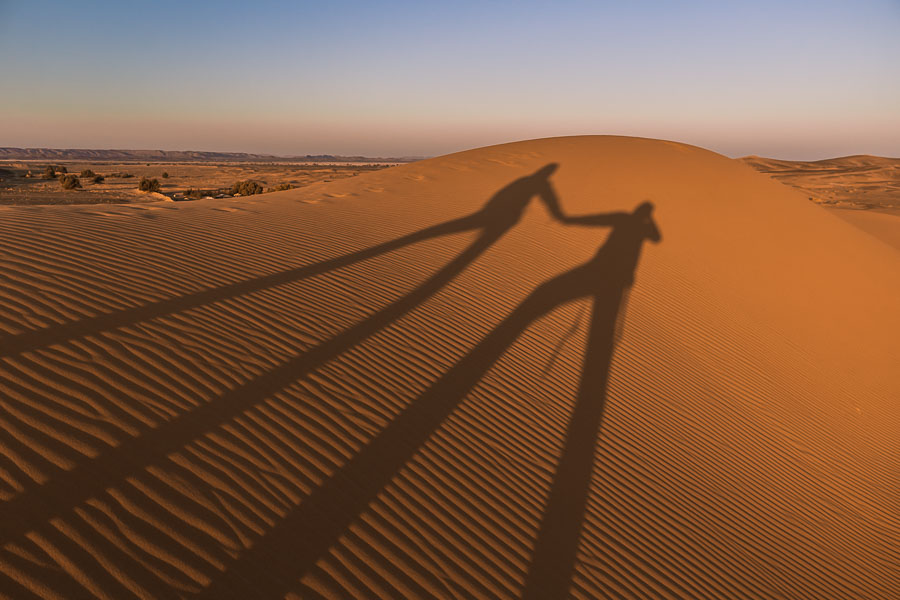 Amanecer en las dunas del Sahara. Erb Chebbi, Marruecos