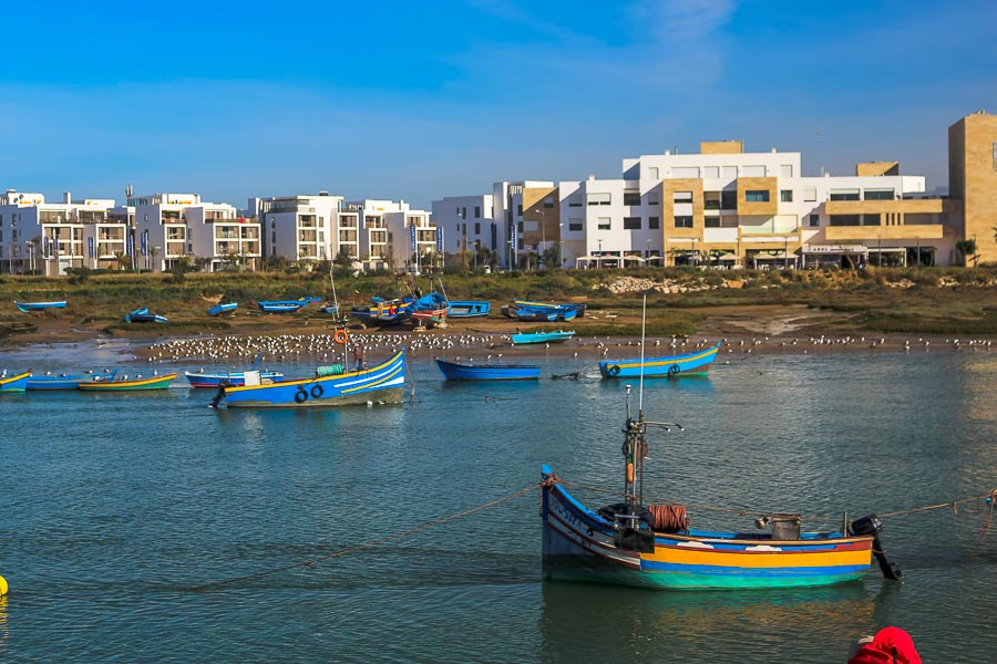 Barcas y botes anclados en las aguas de Rabat.
