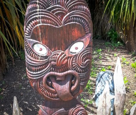 Escultura en madera de un Maorí en el Jardín Botánico de Hamilton