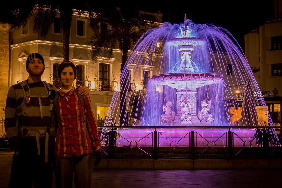 Fuente con luces a la noche en Plaza España. Merida, España