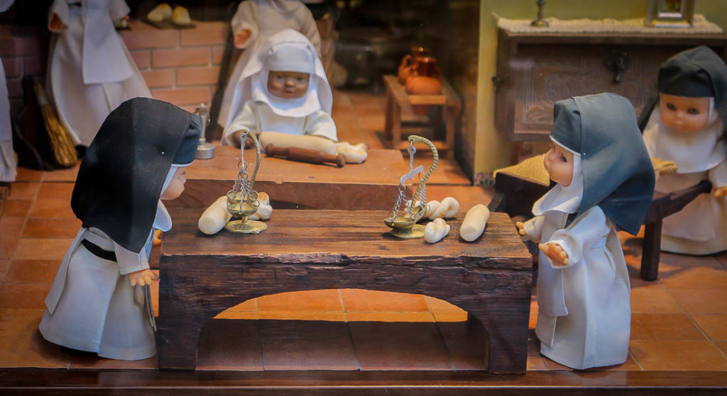 esculturas de monjas cocinando postres.