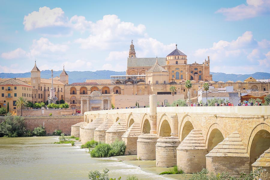Puente Romano de Córdoba. Sobresale la Mezquita-Catedral de Córdoba., Andalucía, España
