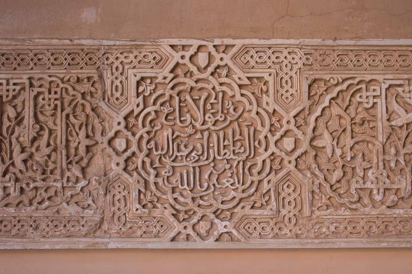 Grabado en yeso de los Palacios Nazaríes,  La Alhambra, Granada